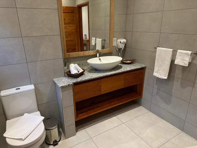 Bathroom 2, Aran Apartments - Fenton
