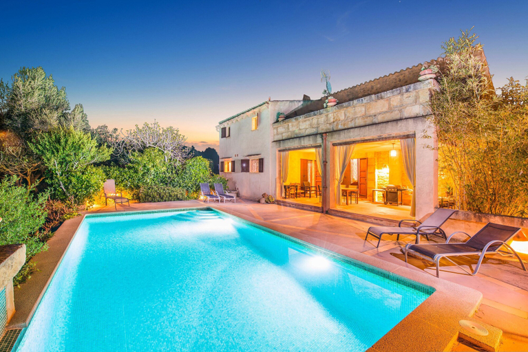 Room 1, Son Gorrio - Villa With Private Pool. Free Wifi, Baleares