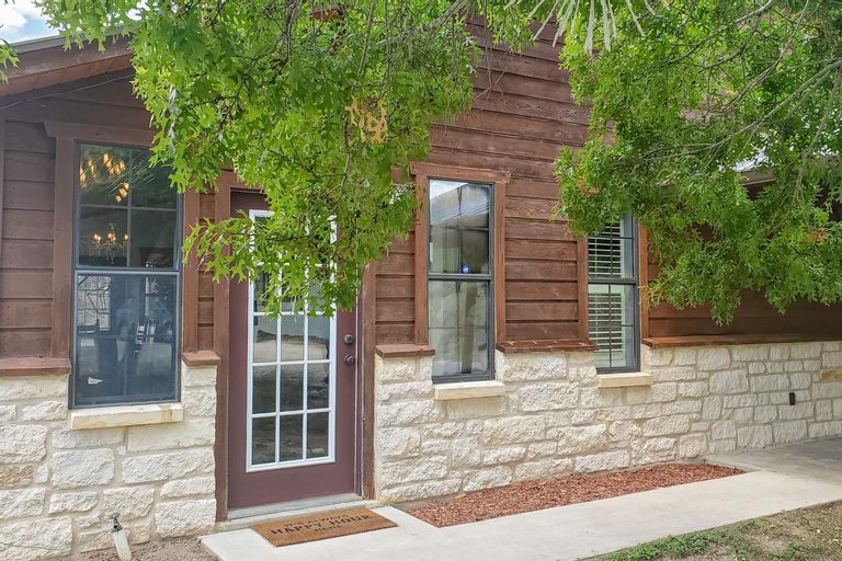 Headquarters Hideaway, Gillespie