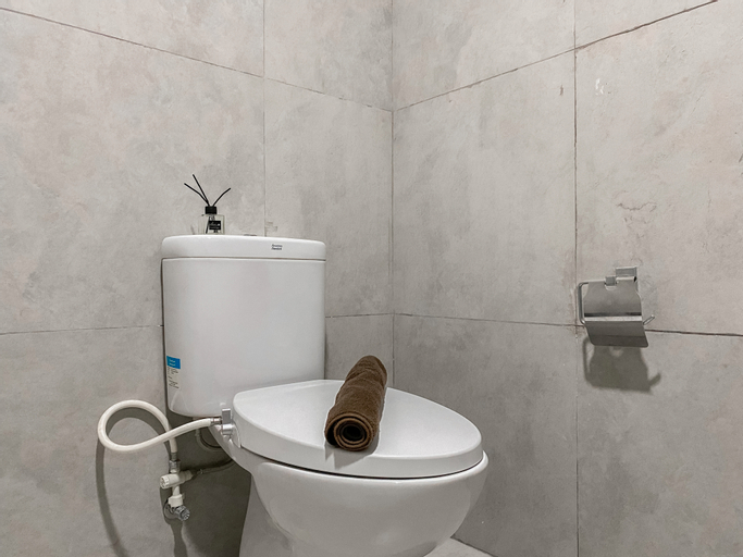 Bathroom 2, Simply Look and Restful Studio Pollux Chadstone Apartment By Travelio, Cikarang