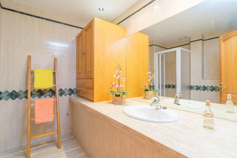 Room 4, Goixa in Lloseta With 3 Bedrooms and 2 Bathrooms, Baleares