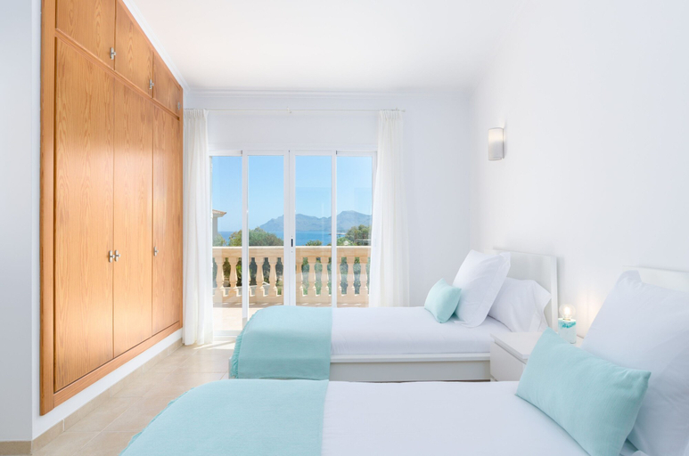 Room 2, Dones D Aigua 11 in Urbanitzaci s Estanyol, Baleares