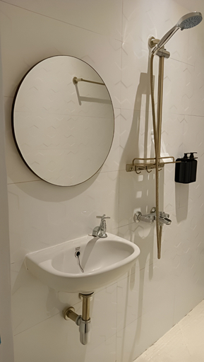 Bathroom 5, Casaluna Bed & Breakfast, Banyumas