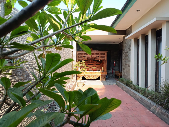 Exterior 12