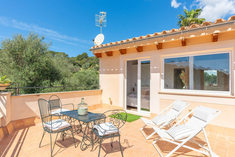 Room 5, Casa Gema in Selva With 3 Bedrooms and 2 Bathrooms, Baleares
