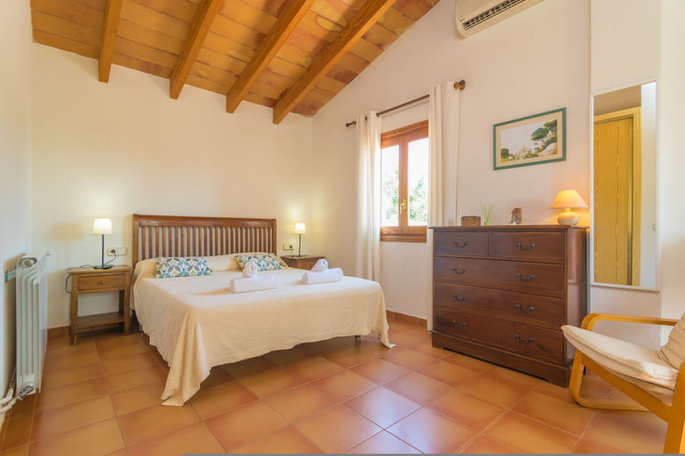 Room 5, Es Garroveral 3 in Bunyola, Baleares
