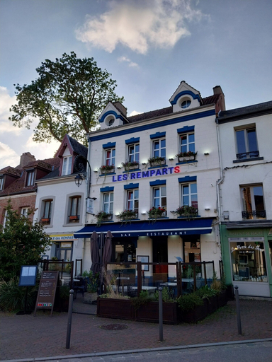 Exterior & Views