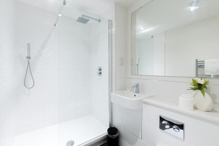 Bathroom 2, City Stay Apartments - Platform Bedford, Bedfordshire