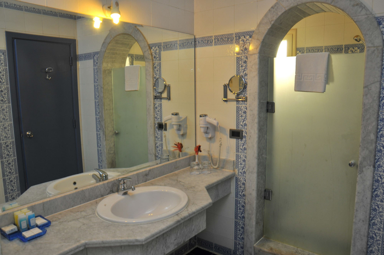 Bathroom 5, SUNRISE Royal Makadi Resort - All inclusive, Safaja