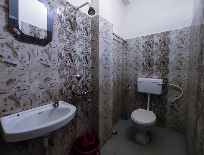 Bathroom 4, Hotel Vijay, Nalanda
