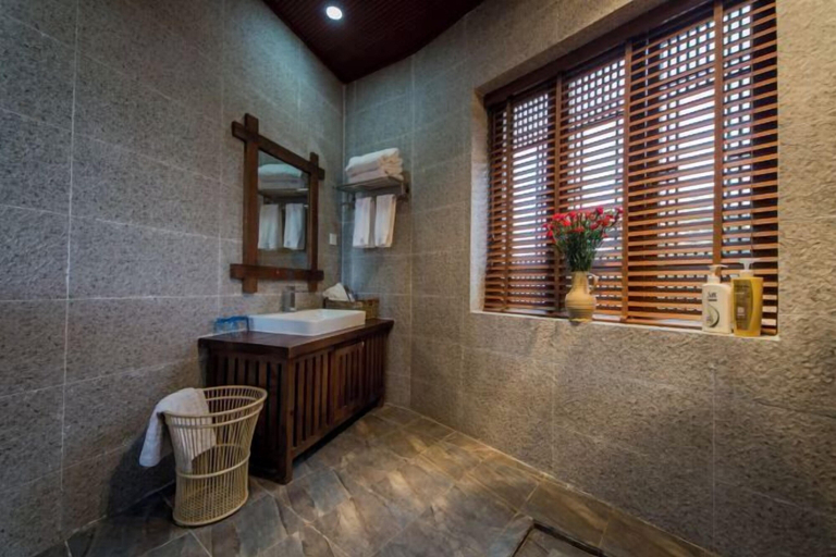 Bathroom, Yunmengze Hostel, Lijiang