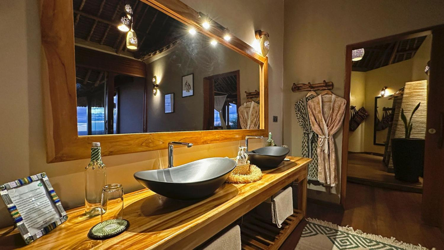 Bathroom 3, Soroi Lions Bluff Lodge, Mwatate