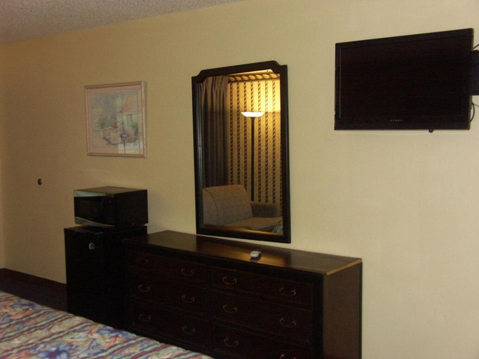 Bedroom 5, deer wood inn, Madison
