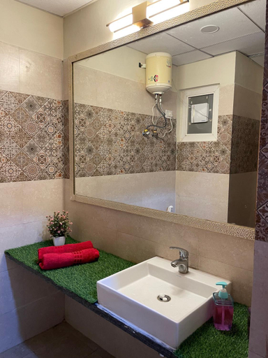 Bathroom 2, Serene Stay India, Gautam Buddha Nagar