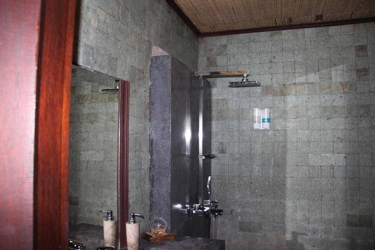 Bathroom 12