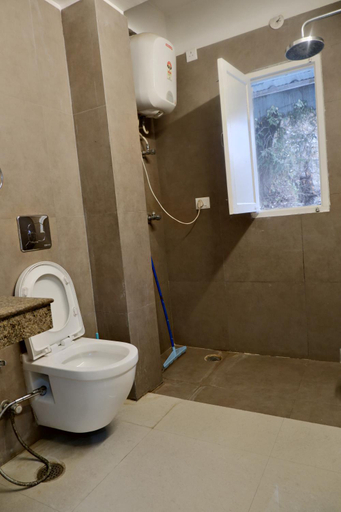 Bathroom 2, Beechwood Holiday Apartments, Dehradun
