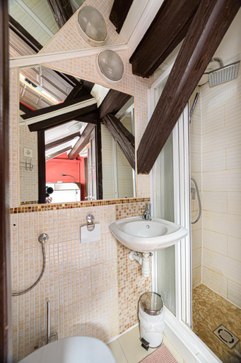 Bathroom 2, Gul Baba Saray Apartments, Budapesti