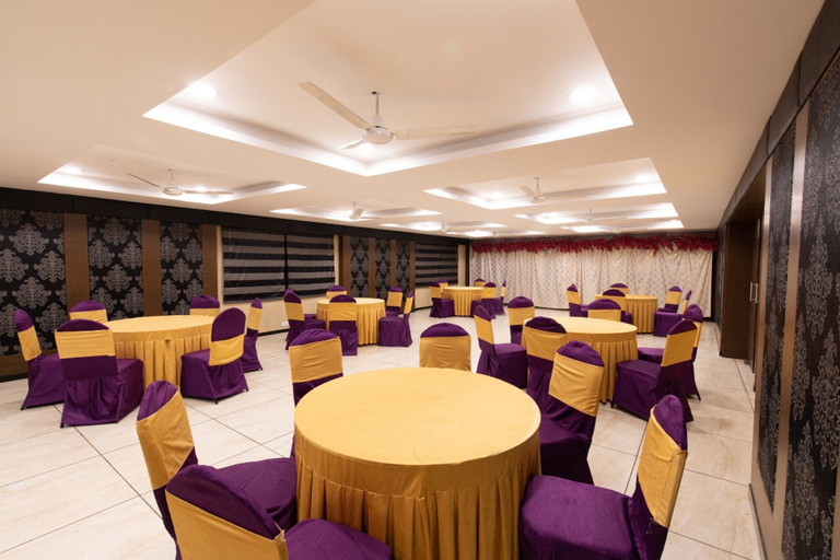 Food & Drinks, Goroomgo Park Palace Ujjain, Ujjain