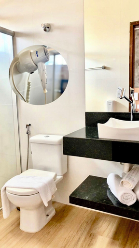 Bathroom 2, Lara's Hotel, Capitólio