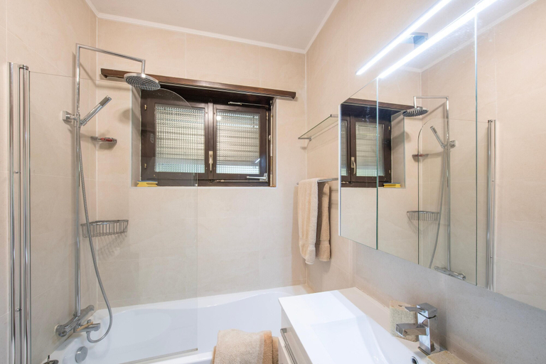 Room 3, Queen Lake View in Ponte Tresa, Lugano