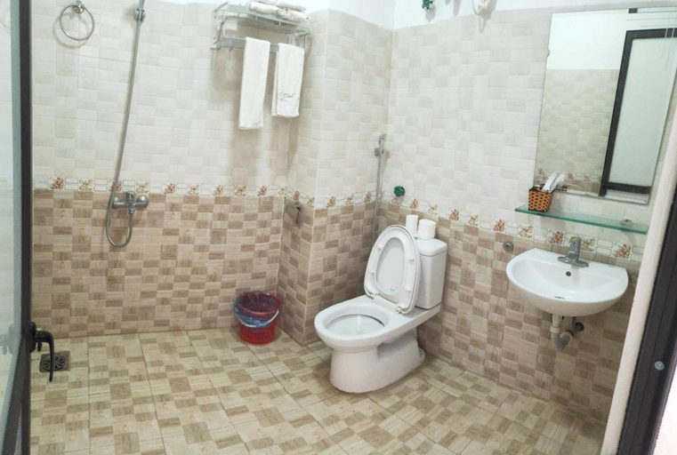 Bathroom 2, Khach San - Nha Hang So Oanh - Gan Thac Ban Gioc, Trùng Khánh
