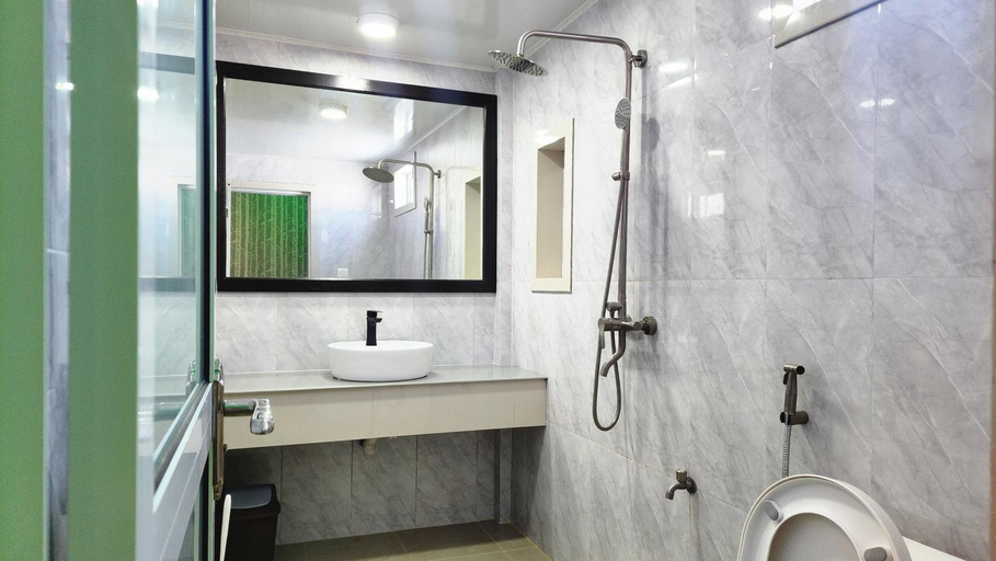Bathroom 4, Isle Inn
