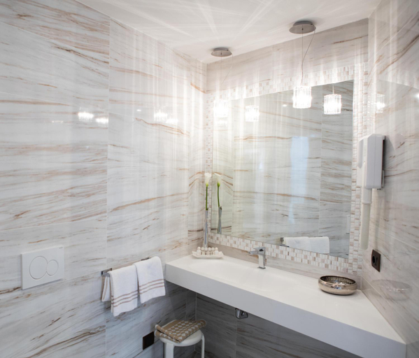 Bathroom 4, Hotel Vittorio, Brescia