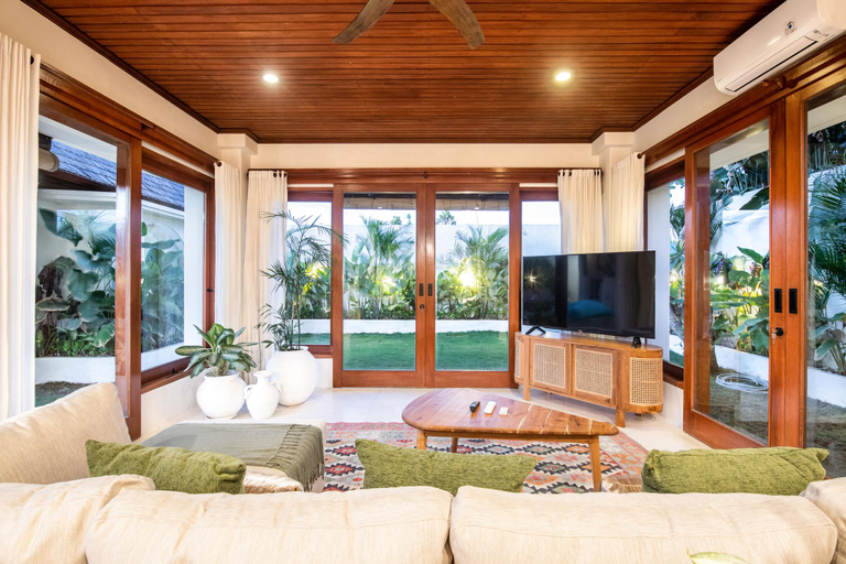 Others 4, Luxury 4BR Haven, 3min to Canggu's Beach Elegance, Badung