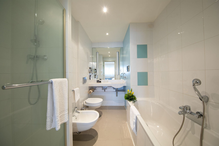 Bathroom 5, The Sydney Hotel, Bologna