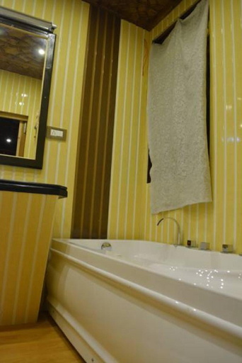 Bathroom 3, New York Houseboat, Srinagar