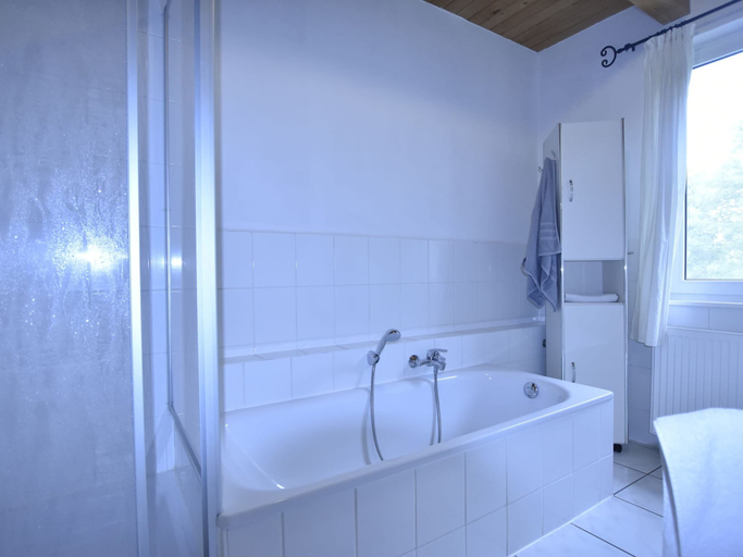 Bathroom 5, Schone Ferienwohnung mit Terrasse in Boddin, Rostock