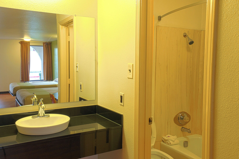 Bathroom 4, Motel 6 Longview, TX - North, Gregg
