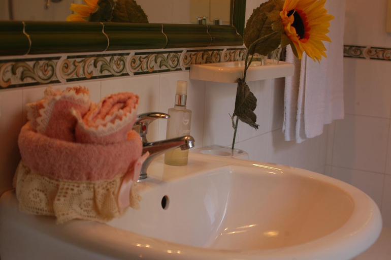 Bathroom 2, B&B San Michele a Porta Pia, Rome