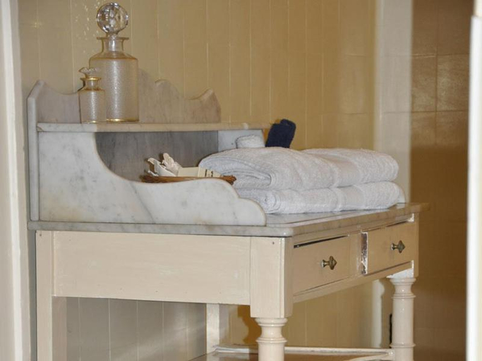 Bathroom 2, Bed and Breakfast - Chateau du Vau, Indre-et-Loire