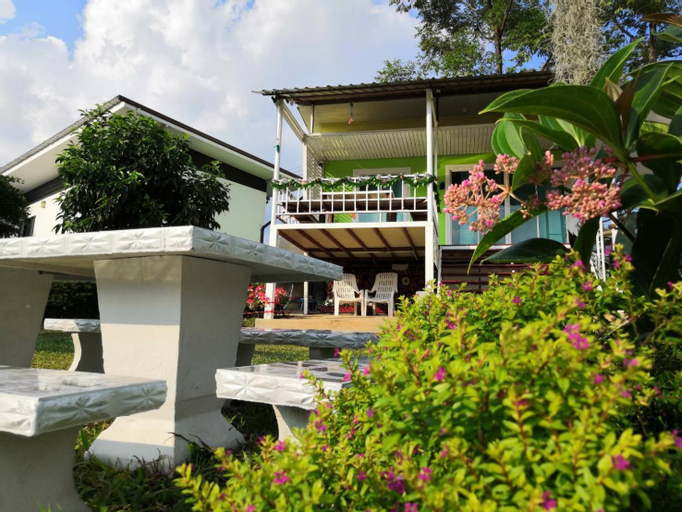 Exterior 4