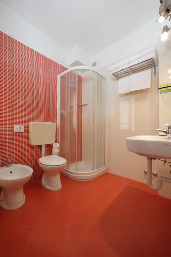 Bathroom 3, Hotel Sofia, Venezia