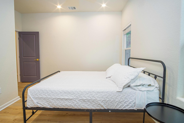 Bedroom 2, Stunning Elegance 4br/2.5 BA Near Vibrant Downtown, Bexar