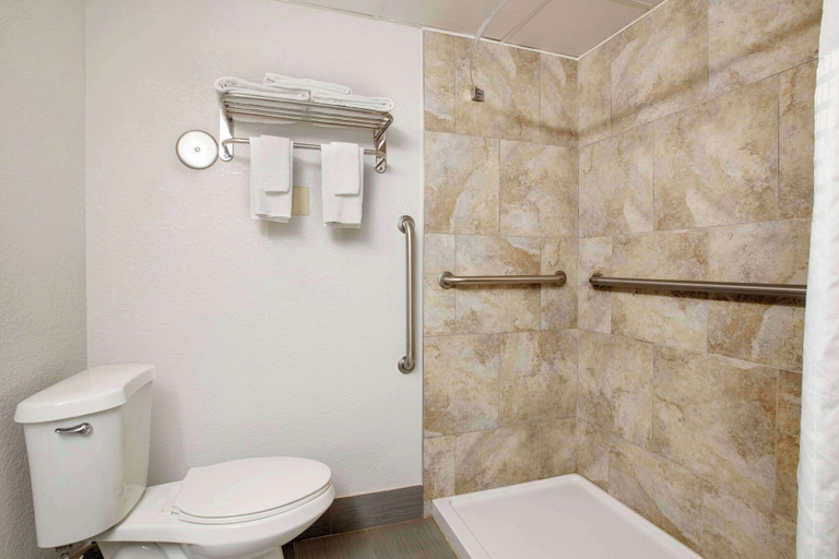 Bathroom 3, Quality Inn Newton at I-80, Jasper