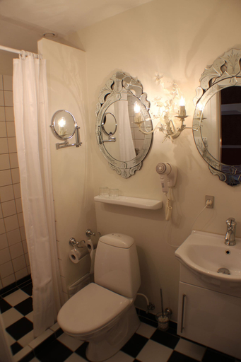 Bathroom 5, Vraa Slotshotel, Aalborg