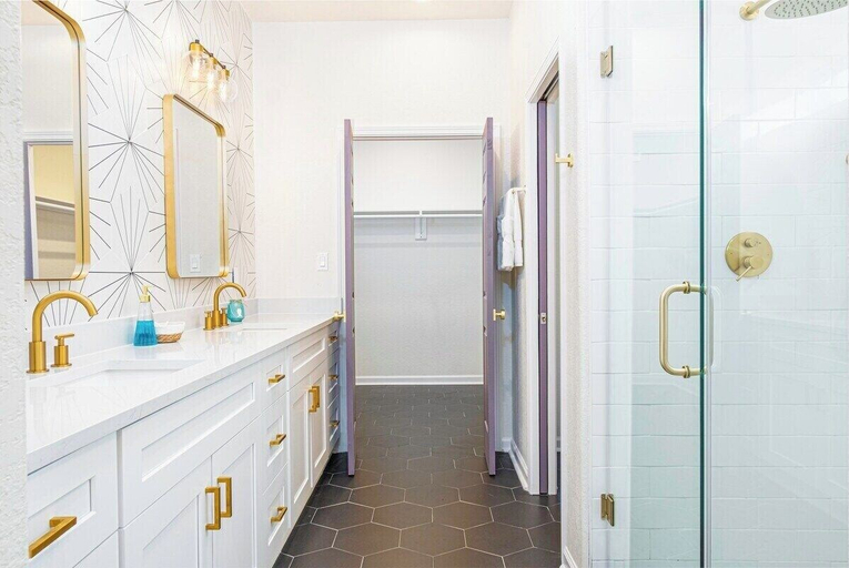Bathroom 3, Stunning Elegance 4br/2.5 BA Near Vibrant Downtown, Bexar