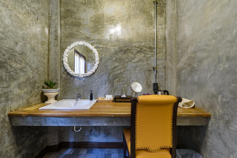 Bathroom 13