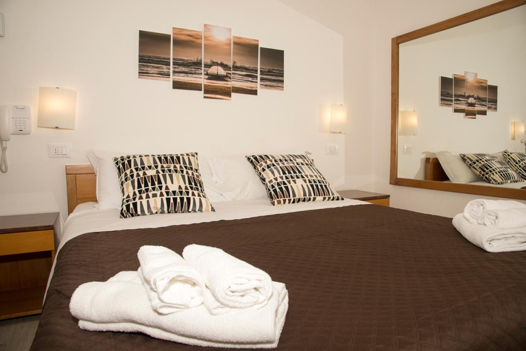 Bedroom 3, Infinity, Ravenna
