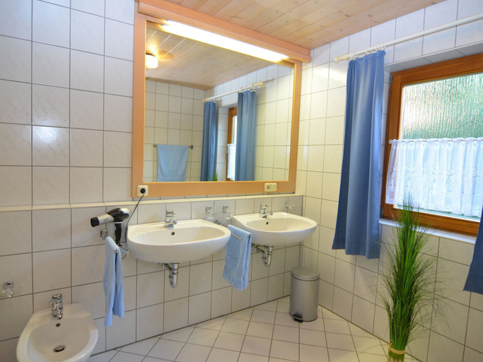 Bathroom 3, Geraumige Ferienwohnung in Stocking in Waldnahe, Freyung-Grafenau
