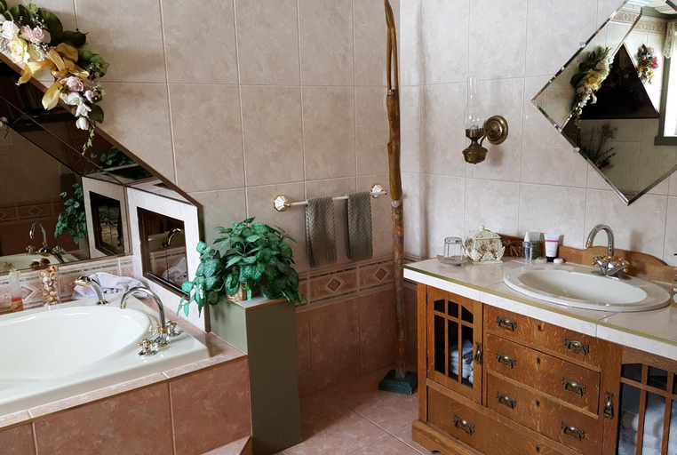 Bathroom 2, Au Soleil Couchant, Vallée-de-l'Or