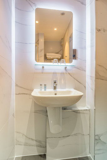 Bathroom 4, The Princes Square Hotel, London
