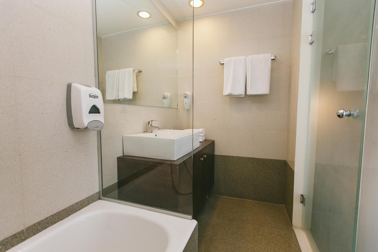Bathroom 4, Du Lac Hotel, Crete