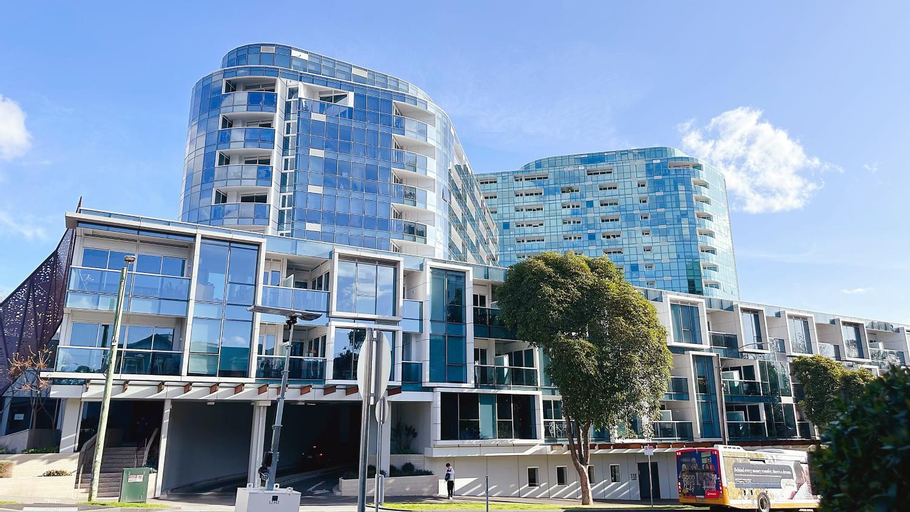Arden Garden 2B2B1C apartment by GoodLive, Melbourne
