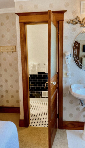 Bathroom 3, The Ginkgo Tree, Isabella