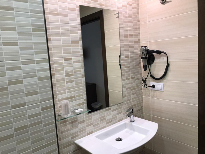 Bathroom 3, Pension Lemos, Lugo