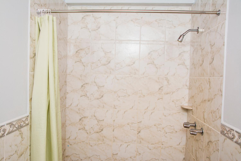 Bathroom 3, Windjammer International Cuisine & Comfort Inn, City of Georgetown